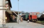 Diesellok VL 12 (Mak, Baujahr 1959) wartet im damaligen Endpunkt der Vogelsberger Südbahn in Birstein mit einem Personenzug auf die Rückfahrt nach Wächtersbach.  (15.04.1967) <i>Foto: Theodor Horn</i>