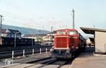Die von den Gelnhäuser Kreisbahnen betriebene Bahnstrecke von Wächtersbach nach Bad Orb begann im DB-Bahnhof Wächtersbach an einem eigenen Bahnsteig. Dort wartet VL 12 (MaK, Baujahr 1959) mit P 220 nach Bad Orb. (15.04.1967) <i>Foto: Theodor Horn</i>