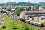 Die letzte Etappe der Rundreise mit dem "Belle Train" zurück nach Frankfurt (Main) begann in Blankenburg (Harz). Dort hatte die Mannschaft der 01 1104 am Vortag Öl gebunkert (Basol-T Premium) und eine Waschlukendichtung gewechselt, aus der deutlich dampfendes Wasser ausströmte. Nachdem die Lok deshalb kaltgemacht und Kesselwasser abgelassen werden mußte, war sie wieder hochgeheizt worden und setzte am nächsten Morgen pünktlich um 9.30 Uhr an den Zug, der im Blankenburger Güterbahnhof wartete. (20.05.2025) <i>Foto: Joachim Schmidt</i>
