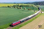 Für die Stromversorgung des Zuges war auch an diesem Tag 218 155 der Eisenbahn-BetriebsgeseIlschaft Neckar-Schwarzwald-Alb (NeSa) am Zug. Bei Börnecke (nördlich von Blankenburg/Harz) existierten bis vor kurzem noch drei typische DDR-Bahnübergänge mit Blinklicht im Andreaskreuz und Bimmel. Gerade laufen oben die letzten Installationsarbeiten am noch verbliebenen BÜ für den Ersatz durch eine automatische Halbschrankenanlage. (20.05.2025) <i>Foto: Joachim Schmidt</i>
