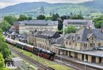 01 1104 erreicht die alte Kaiserstadt Goslar, dessen Bahnhofsensemble mit Stellwerk (Baujahr 1905) und Empfangsgebäude (1868-1879) im neuromanischem Stil, angepasst an die romanischen Kirchen der Stadt, erbaut wurde. (20.05.2025) <i>Foto: Joachim Schmidt</i>