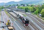 Nach einem unerträglich langen Halt im Bahnhof Goslar zog an der wartenden 01 1104 noch ein 642-Triebwagen vorbei, der nun bis Göttingen vor dem wesentlich schnelleren Sonderzug herumeierte. Da fragte man sich, mußte das sein? Insider bemerkten, dass man von der BZ im fernen Hannover nicht anderes erwarten könne, schließlich würde deren Gebäude nicht von ungefähr 'Alcatraz' genannt (bis 1963 eines der berüchtigtsten Hochsicherheitsgefängnisse der USA). Endlich erhielt dann auch 01 1104 Ausfahrt aus Goslar. (20.05.2025) <i>Foto: Joachim Schmidt</i>