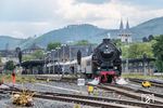 01 1104 verlässt mit Sonderzug DPE 347 den Bahnhof Goslar. Für den anwesenden Bautrupp eine willkommene Arbeitsunterbrechung. (20.05.2025) <i>Foto: Atijana Schmidt</i>
