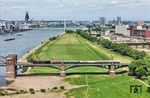 Vor dem klassischen Kölner Panorama mit dem alles überragenden Dom fährt 01 1104 mit DLr 5663 über die Südbrücke. (21.05.2025) <i>Foto: Joachim Schmidt</i>