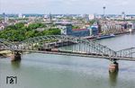 01 1104 überquert den Rhein auf der Kölner Südbrücke. (21.05.2025) <i>Foto: Joachim Schmidt</i>