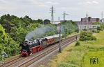Nachdem 01 1104 die zwei Rheingold-Wagen in Köln-Nippes abgesetzt hatte, ging es bei Dormagen mit den beiden vereinseigenen Wagen weiter nach Rheine. (21.05.2025) <i>Foto: Joachim Bügel</i>