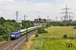 Hinter der Dampflok kam noch diese außergewöhnliche Fuhre mit 151 033 der Rail Invest Ellwangen (SRI) vor DbZ 91988 (Aachen-Rothe Erde - Altenbeken) bei Dormagen angefahren. (21.05.2025) <i>Foto: Joachim Bügel</i>