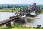 01 1104 auf der Haus-Knipp-Brücke bei Duisburg-Baerl. Der namensgebende mittelalterliche Herrensitz Haus Knipp befand sich beim Dorf Halen genau unterhalb der heutigen Brücke auf der rechten Rheinseite. Damals floss der Rhein noch weiter östlich als heute und verlagerte sich über einige Jahre immer weiter nach Westen. Im Jahr 1571 wurde das mittelalterliche Haus Knipp vom Strom zerstört. Erst 1620 wurde ein neues Haus Knipp etwa 1 km stromaufwärts neu erbaut. Der zum Schluss verfallene Bau wurde 1939 bei der Rheindeich-Erhöhung abgerissen. Die heutige Brücke wurde am 1. Oktober 1912 eröffnet. (21.05.2025) <i>Foto: Joachim Schmidt</i>
