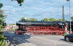 Im Ruhrgebiet war dann eisenbahntechnisch wieder der Wurm drin. In Duisburg-Beek wurde die Überführungsfahrt (und viele andere Züge) erst einmal gestoppt. In den nächsten vier Stunden ging es nur schrittweise weiter. Gegen 19.00 Uhr fuhr 01 1104 dann endlich durch Recklinghausen Süd. Bis hierhin hatte sie vier Stunden für die zurückliegenden 40 km gebraucht, zu ihren Planzeiten hätte sie in dieser Zeit locker Hamburg - Westerland geschafft! (21.05.2025) <i>Foto: Joachim Schmidt</i>