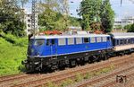 Nach Verkauf der 110 448 (zuletzt 115 448) an die TRI Train Rental GmbH erhielt die Lok Ende 2024 eine Hauptuntersuchung bei der BPS-M Mukran und erschien in saphirblau (TRI-blau) im Stil der kobaltblauen alten DB-Lackierung mit silbernem Dach. So macht die mittlerweile 58 Jahre alte Lok wieder eine gute Figur. Hier befördert sie den DLr 56716 von Dortmund-Eving nach Köln Bbf in Wuppertal-Elberfeld. (21.05.2025) <i>Foto: Wolfgang Bügel</i>