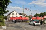 261 025 fährt mit einer 294 als Lokzug von Gremberg nach Hagen-Vorhalle über den Bü Hochstraße in Leichlingen. (21.05.2025) <i>Foto: Joachim Bügel</i>