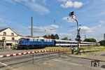 Über den Bü Hochstraße in Leichlingen fährt TRI 110 448 mit DLr 56717 nach Dortmund-Eving. (21.05.2025) <i>Foto: Joachim Bügel</i>