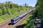 155 045 (ex DR 250 238) der IntEgro Verkehr GmbH Reichenbach (Vogtl) mit einem beladenen Kesselwagenzug von Großkorbetha nach Weiden (Oberpf) zwischen Leipzig-Stötteritz und -Connewitz.  (11.05.2025) <i>Foto: Ralf Opalka</i>