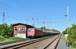 156 003 des Fahrzeugwerks Karsdorf mit dem "Spreewitzer", einem leeren Staubgutwagenzug von Naumburg (Saale) nach Spreewitz in Kämmereiforst, dessen Bahnhof noch ein schönes altes Stellwerk aus der Preußenzeit von 1915 besitzt. Das Stellwerk "Ko" bedient jedoch keine Weichen mehr, sondern nur noch die Ein- und Ausfahrsignale. (06.05.2025) <i>Foto: Ralf Opalka</i>