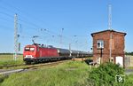 156 003 mit dem "Spreewitzer" Staubgutwagenzug am Stellwerk "Knw" (Baujahr 1908) in Krenitz. (06.05.2025) <i>Foto: Ralf Opalka</i>
