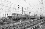 Eine Doppeleinheit 425 mit dem führenden 425 410 verlässt den Heilbronner Hauptbahnhof. Rechts steht 150 141. (26.09.1970) <i>Foto: Wolfgang Bügel</i>