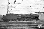 Die nach Lauda ausgeliehene 003 276 vom Bw Ulm als Rangierfahrt am Spurplan-Stellwerk "Hk" (Baujahr 1966) in Heilbronn hbf. (26.09.1970) <i>Foto: Wolfgang Bügel</i>