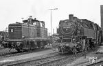 In ihrem Heimat-Bw Heilbronn trifft 064 136 auf die 1960 hierhin neu angelieferte 260 788. (26.09.1970) <i>Foto: Wolfgang Bügel</i>