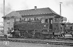 064 419 wartet in ihrem Heimat-Bw Heilbronn auf den nächsten Einsatz. Noch bis Juni 1973 blieb sie hier, bevor sie nach Crailsheim umstationiert wurde. Nach ihrer Ausmusterung am 16.12.1974 wurde sie von einem Eisenbahnfreund von der DB gekauft, mit dem Ziel, die Lok als Denkmal in Crailsheim aufzustellen. 1996 erhielt sie im Raw Meiningen eine Hauptuntersuchung und ging im gleichen Jahr in das Eigentum des Crailsheimer Vereins DBK - Historische Bahn e.V. über. Seitdem ist sie im Museumsbetrieb vor Sonderzügen im Einsatz. (26.09.1970) <i>Foto: Wolfgang Bügel</i>