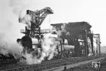 Bevor es für 038 499 auf die Strecke ging, wurden die Kohlenvorräte im Bw Heilbronn ergänzt. Unter dem Kohlenbunker steht 023 038. (27.09.1970) <i>Foto: Wolfgang Bügel</i>