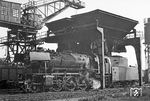 023 038 vom Bw Crailsheim unter der Großbekohlungsanlage des Bw Heilbronn. (27.09.1970) <i>Foto: Wolfgang Bügel</i>