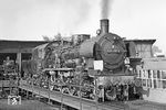 Mit frisch aufgefüllten Vorräten wendet 038 499 auf der Drehscheibe ihres Heimat-Bw Heilbronn. Anschließend ging es mit einem Sonderzug auf die Kochertalbahn. (27.09.1970) <i>Foto: Wolfgang Bügel</i>