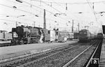Nach einem Lokwechsel von 023 auf 023 in Heilbronn Hbf wartet die Crailsheimer 023 037 auf die Weiterfahrt vor dem E 1559 (Ludwigshafen - Heilbronn - Crailsheim). Rechts steht 110 169 vom Bw Offenburg vor einem Schnellzug nach Stuttgart, außen ein 425. (27.09.1970) <i>Foto: Wolfgang Bügel</i>