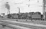 023 070 und 023 039 sind mit dem legendären Fischzug Sg 5321, der mit einer Last von bis zu 1100 Tonnen immer zwei Loks benötigte, in Heilbronn Hbf angekommen. (27.09.1970) <i>Foto: Wolfgang Bügel</i>
