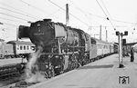 023 037 vor E 1559 nach Crailsheim in Heilbronn Hbf. (27.09.1970) <i>Foto: Wolfgang Bügel</i>