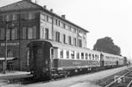 Die Kochertalbahn führte bis 1991 als Stichbahn von Waldenburg (Württ) nach Forchtenberg und folgte zwischen Künzelsau und Forchtenberg der namensgebenden Kocher. Die Strecke wurde am 1. Oktober 1892 eröffnet. Zum 78-jährigen Streckenjubläum besuchte der historische Rheingoldzug die Bahn, der hier mit der Heilbronner 038 499 im Bahnhof Waldenburg (Württ) verweilt. (27.09.1970) <i>Foto: Wolfgang Bügel</i>