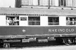 Die besonders komfortablen Salonwagen des 1928 eingeführten "Rheingold" standen auch 40 Jahre nach ihrer Indienststellung für eine exquisite Reisekultur. Dem besonderen Stil des Zuges entsprach auch die Lackierung: Der Wagenkasten war violett, im Bereich der Fenster cremefarben. Die Deckschienen waren gold und schwarz lackiert, die Zierstreifen ebenfalls gold. Längsträger und Drehgestelle waren schwarz, das Dach silberfarbig. Im Bahnhof Waldenburg (Württ) steht der SB 4ü-28 (Westwaggon, Baujahr 1928) in einem Sonderzug bereit. 1970 konnte der Freundeskreis Eisenbahn Köln (FEK) diesen und drei weitere ehemalige Rheingold-Wagen von der Deutschen Bundesbahn erwerben, die die Wagen zwischenzeitlich zu normalen 1.-Klasse-Schnellzugwagen oder Gesellschaftswagen umgebaut hatte. Der FEK restaurierte in 2.300 Arbeitsstunden die Wagen äußerlich in den Originalfarben mit erhabenen Aufschriften und Reichsbahnadler.  (27.09.1970) <i>Foto: Wolfgang Bügel</i>