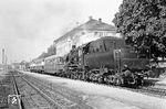 038 499 mit dem Rheingold-Sonderzug im Bahnhof Waldenburg (Württ). Die Besitzer der aus den Fenstern des Empfangsgebäudes hängenden frisch gewaschenen Bettwäsche haben sich hinterher sicherlich gefreut. (27.09.1970) <i>Foto: Wolfgang Bügel</i>