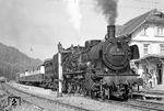 Im Bahnhof Künzelsau wechselte 038 499 auf die andere Seite des Rheingoldzuges für die Rückfahrt nach Waldenburg (Württ). (27.09.1970) <i>Foto: Wolfgang Bügel</i>