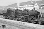 Auf ihrer nächsten Tour aus Waldenburg (Württ) machte 038 499 wieder in Künzelsau Station. 100 Jahre lang war Künzelsau an das Eisenbahnnetz angeschlossen. Nachdem 1981 der Personenverkehr zugunsten des 'Nahverkehrsmodells Hohenlohekreis' eingestellt worden war, folgte 1991 die Gesamtstilllegung. Ein Großteil der früheren Bahnstrecke wurde in einen asphaltierten Radweg umgewandelt. 2008 wurde eine Wiederinbetriebnahme der Kochertalbahn erwogen, wegen zu hoher Investitionskosten und „fehlender positiver Wirtschaftlichkeitsprognose“ verworfen. (27.09.1970) <i>Foto: Wolfgang Bügel</i>