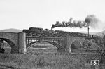 Bei Nagelsberg überquert der Sonderzug mit 038 499 den Deubach.  (27.09.1970) <i>Foto: Wolfgang Bügel</i>