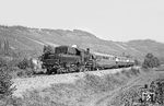 038 499 auf dem erst 1924 fertiggestellten zweiten Teilstück der Kochertalbahn von Künzelsau nach Forchtenberg kurz vor Forchtenberg. (27.09.1970) <i>Foto: Wolfgang Bügel</i>