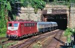141 085 vom Bh Frankfurt/M-1 fährt mit RB 16317 nach Aschaffenburg aus dem Mainzer Tunnel kommend in Mainz Süd ein. (05.08.1998) <i>Foto: Thomas Konz</i>