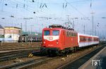 1988 wurde der erste Teil der Schnellfahrstrecke Hannover–Würzburg eröffnet und damit der gesamte Intercity-Verkehr in Deutschland neugeordnet. Die hessische Landeshauptstadt Wiesbaden wurde nach dem dann geltenden Fahrplansystem nicht mehr von Intercity-Zügen bedient. Die Anbindung allein mit Nahverkehrs- und S-Bahn-Zügen erschien der Landesregierung als nicht ausreichend und so wurde ein Pendelverkehr als Intercity-Linie 1a nach Frankfurt beziehungsweise Mainz durchgesetzt. Die Bundesbahn baute dafür einen Teil der LHB-Nahverkehrswagen-Prototypen zu Intercity-Wagen um, sodass zwei vollständige Intercity-Wendezüge zur Verfügung standen. Dies waren die ersten Wendezüge im Fernverkehr der Deutschen Bundesbahn überhaupt. 141 404 fährt mit dem IC 950 "Wiesbaden-City" in Mainz Hbf ein. (09.05.1989) <i>Foto: Werner Ballow</i>