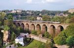 181 213 mit D 2430 aus Cuxhaven auf dem Viaduc de Pulvermühle in Luxembourg. Das Bauwerk hat eine Länge von 242 Metern und ist bis zu 37 Meter hoch. Es wurde zusammen mit der Strecke im Jahr 1862 eingeweiht und ist seit 1959 elektrifiziert. (06.1993) <i>Foto: Robin Fell</i>