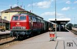 Die Ulmer 215 006 vor einem Eilzug im Bahnhof Aulendorf. (21.09.1985) <i>Foto: Robin Fell</i>