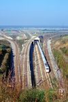 An der Abzweigstelle Bruchsal Rollenberg konzentrieren sich ein umfangreiches Überwerfungsbauwerk an der Kreuzung der Schnellfahrstrecke Mannheim–Stuttgart mit der Bahnstrecke Heidelberg–Karlsruhe und zwei niveaufreie Verbindungsgleise zwischen beiden Strecken aus/nach Ubstadt und einem niveaugleichen Verbindungsgleis von/nach Bruchsal und Karlsruhe. Ein 401 ist auf der NBS nach Stuttgart unterwegs und wird gleich in den 3.303 m langen Rollenbergtunnel eintauchen. (1991) <i>Foto: Udo Kampschulte</i>