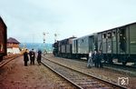 Mit einem Bauzug ist eine 50er im Bahnhof Wissen (Sieg) angekommen. (1968) <i>Foto: Udo Kampschulte</i>