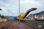 Eine 50er rangiert einen Bauzug für eine Gleisbaustelle in Wissen (Sieg) in die richtige Position. (1968) <i>Foto: Udo Kampschulte</i>