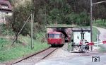 Ein VT 95 hat soeben den Bahnübergang an der Bundesstraße 463 befahren und wird nach dem 253 m langen Wildberg-Tunnel gleich den Bahnhof Wildberg (Württ) erreichen. Der Bahnübergang an der Bundesstraße wird durch eine sog. 'Bahnagentin' (eine Vertragskraft der DB) gesichert, deren Kinder bei der verantwortungsvollen Tätigkeit der Mutter zusehen dürfen.  (04.1965) <i>Foto: Marcus Niedt</i>