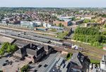 50 Jahre nach Ende des Schnellzugdampfes bei der DB bespannte 01 1104 als 012 104-6 einen Sonderzug von Rheine nach Norddeich Mole. Im Bahnhof Rheine war die Lok wie immer von Fans umlagert. Links unten ist das 2012 renovierte Empfangsgebäude von 1927 zu sehen. (24.05.2025) <i>Foto: Joachim Schmidt</i>