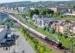 Mit ihren 10 Wagen am Sonderzug DPE 74200 entsprach dies etwa der Zugleistung des D 735 (Köln - Rheine ab 11.01 Uhr - Norddeich Mole an 13.36 Uhr) im letzten Fahrplanjahr 1974/75 der 012. 012 104 startet hier im Bahnhof Rheine, dessen Bahnhofsumfeld sich bis auf die Wohnhäuser an der Friedenstraße in den letzten 50 Jahren auch stark verändert hat. (24.05.2025) <i>Foto: Joachim Schmidt</i>