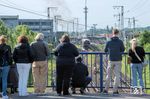 Während zu Plandampfzeiten nur Fotografen die Brücke an der Neuenkirchener Straße über die nördliche Rheiner Bahnhofsausfahrt belagerten, war dies 50 Jahre nach dem Schnellzugdampfende eher das "normale" Publikum, das den Sonderzug mit 012 104 erleben wollte. (24.05.2025) <i>Foto: Joachim Schmidt</i>