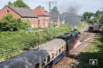 Wie in alten Zeiten beschleunigt eine 012 einen Reisezug nach Norddeich Mole aus dem Bahnhof Rheine. (24.05.2025) <i>Foto: Joachim Schmidt</i>