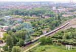 Über das Larrelter Tief, einen künstlich angelegten Wasserlauf des innerstädtischen Kanalnetzes Emdens, fährt 012 104 aus dem Emder Hauptbahnhof in Richtung Norddeich aus.  (24.05.2025) <i>Foto: Joachim Schmidt</i>