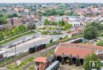 Zum Wenden fuhr 012 104 als Lz zum Gleisdreieck des VW-Werks nach Emden zurück, da in Norddeich keine Drehscheibe mehr existiert. In Norden passiert die Lok das ehemalige Bahnbetriebswerk, das heute von der Museumseisenbahn Küstenbahn Ostfriesland genutzt wird. (24.05.2025) <i>Foto: Joachim Schmidt</i>